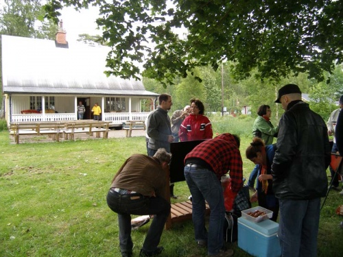 grillen unterm Baum