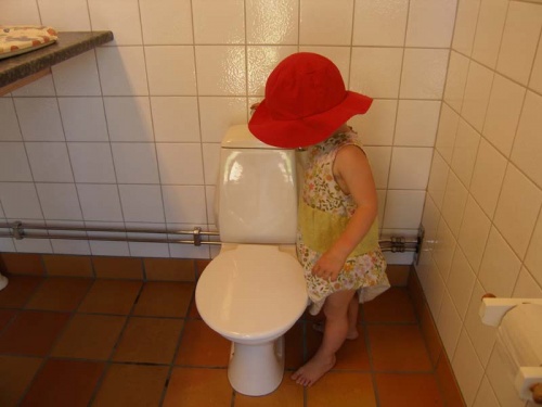 Johanna entdeckt die Kindertoilette