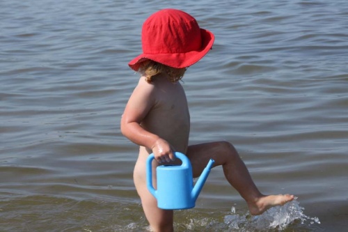 großer Strandhase mit Gießkanne