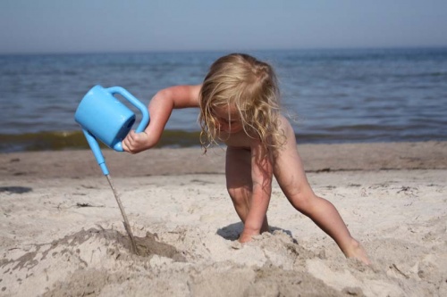 großer Strandhase beim Sand gießen