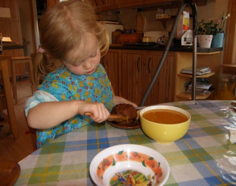 Johanna bepinselt einen Kuchen