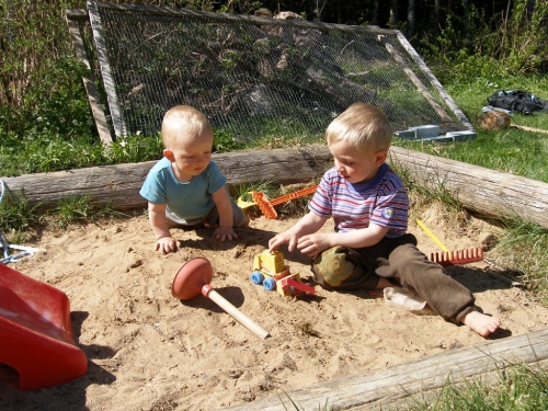 die Jungs im Sandkasten