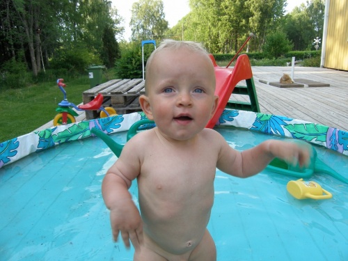 Emanuel im Pool