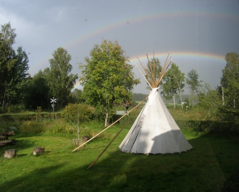 Regenbogen über dem Tipi