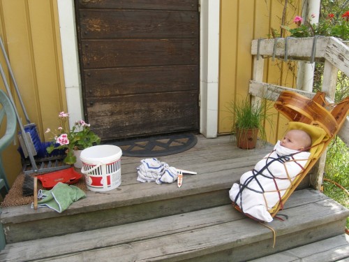 Fensterputzen mit Baby