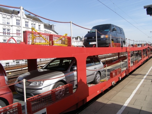 Auto auf Zug