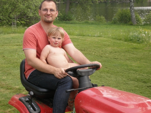 Rasenmäher fahren mit Papa